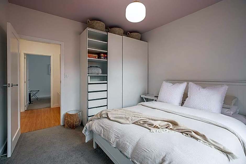 Convenient luxury home, minutes to CBD + hospital