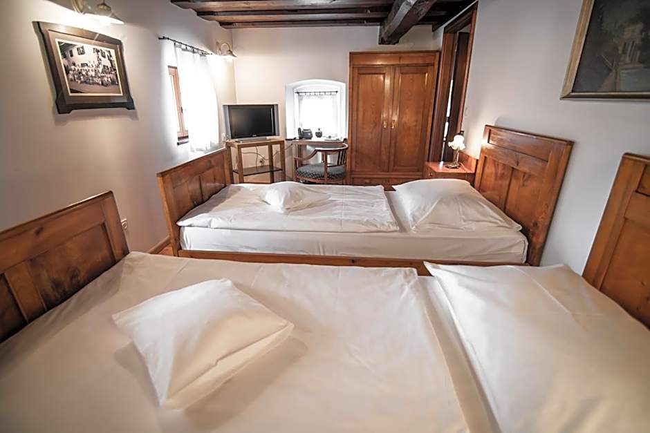 Hotel Dvor Jezersek Brnik