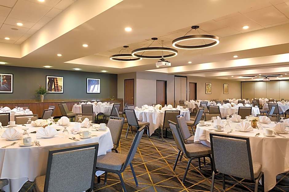 Holiday Inn & Suites Oakland - Airport by IHG
