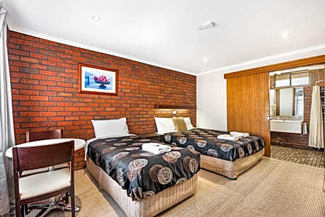 Golden Country Motel and Caravan Park