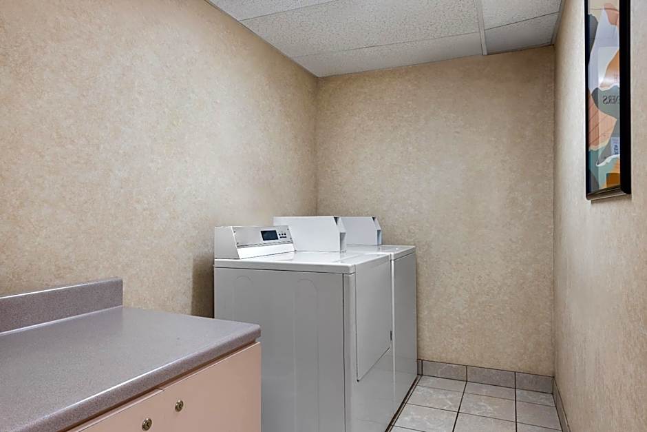 Days Inn and Suites by Wyndham Kansas City South