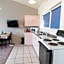 Jack & Di's Waiteti Lakefront Motel