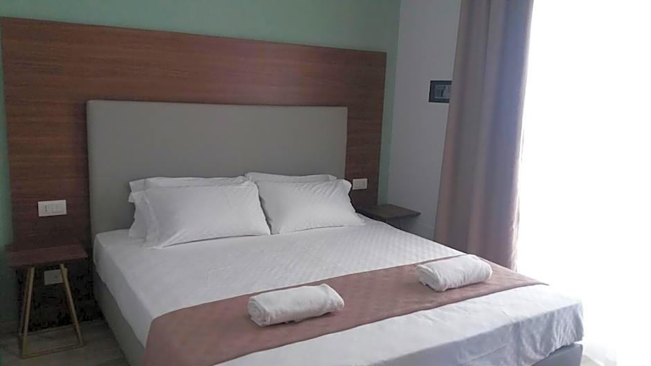 8room hotel