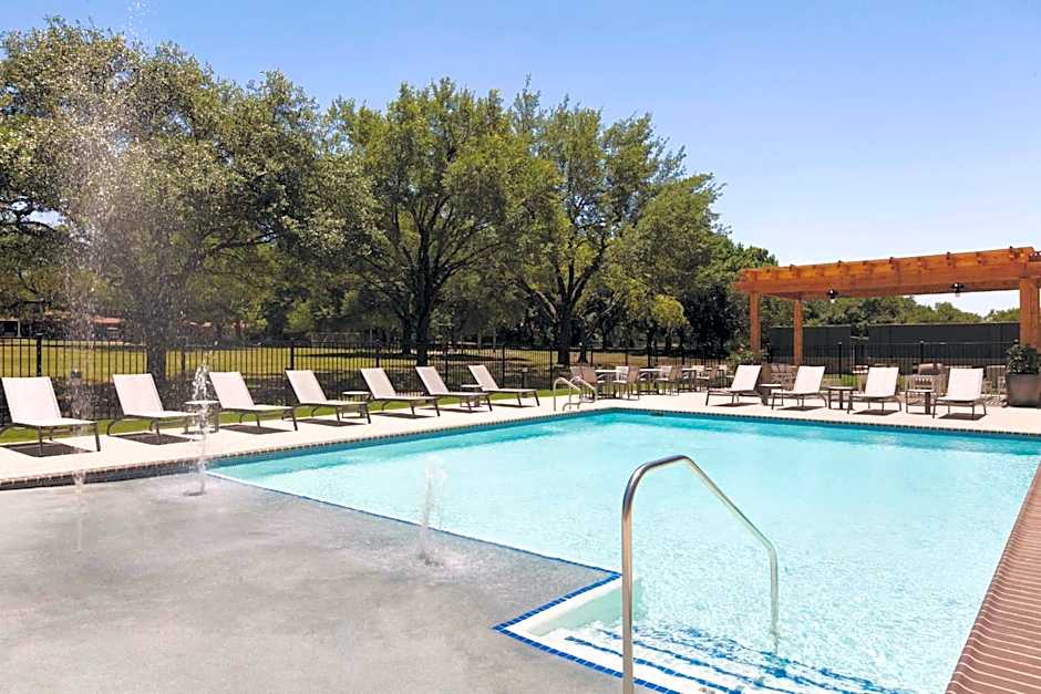 Embassy Suites By Hilton San Antonio Brooks Hotel - Spa