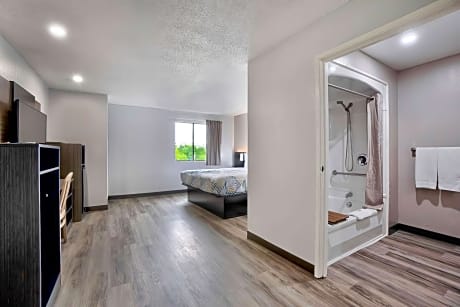 King Room with Roll-in Shower - Disability Access - smoking