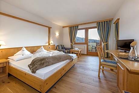 Superior Double Room with Balcony and Mountain View