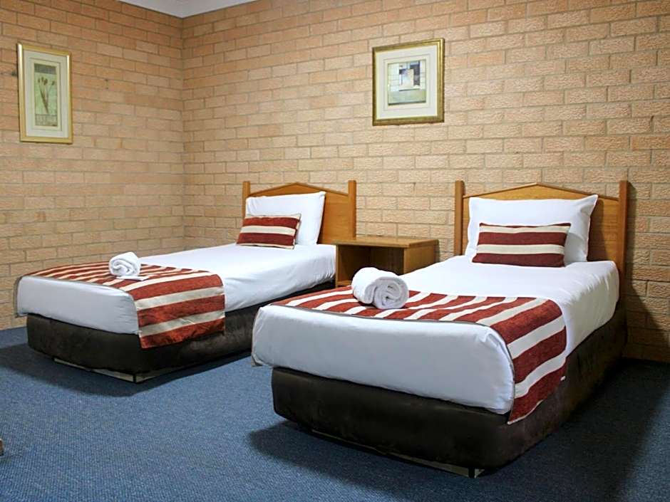 Golden Chain Aalana Motor Inn