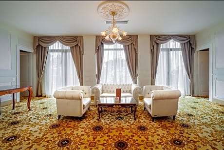 2 Bedroom Executive Suite, Pool view, Mid floor, Balcony