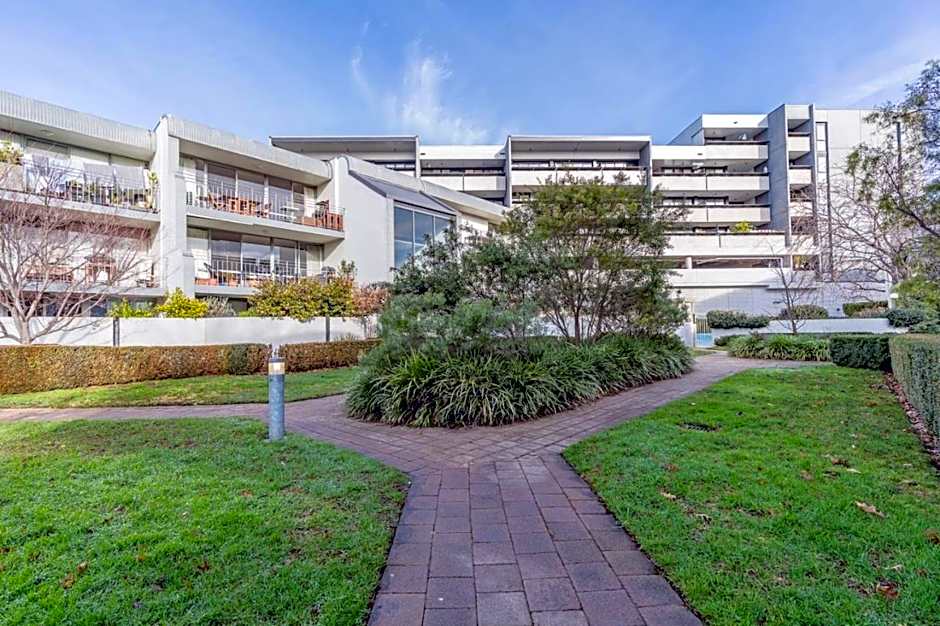 Howitt Place Apt minutes to Parliamentary Triangle - Hosted by Canstay