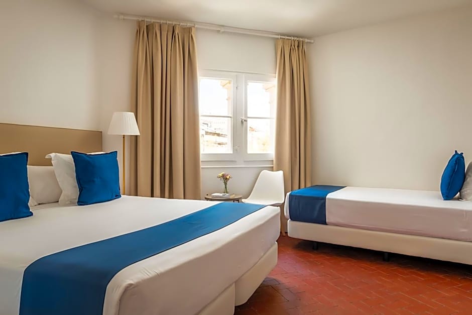 Zdjęcie 1 z 4 — Triple Room (3 Adults)