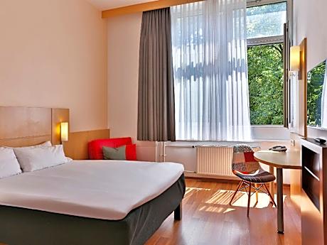 Room with 1 double bed (63x79 inches) and 1 sof a bed or chair bed, new sleep-easy concept