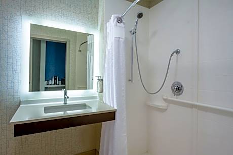 King Room with Hearing Accessible Roll In Shower - Non-Smoking