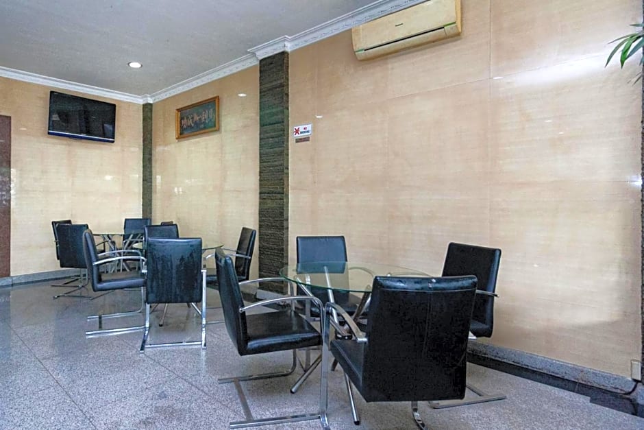 RedDoorz Premium at Hotel Ratu Residence