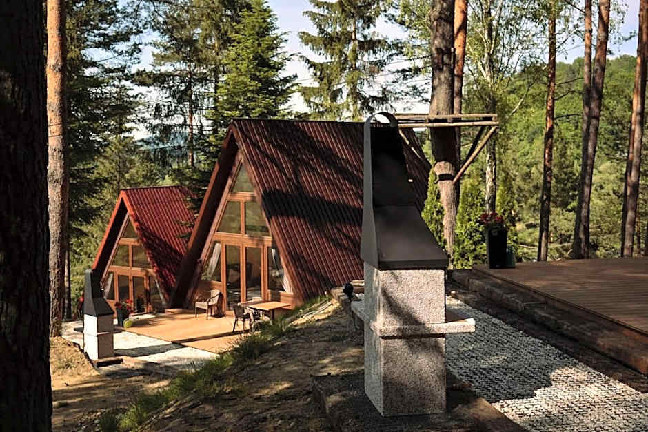 Przystań nad Sanem z widokiem na góry i rzekę