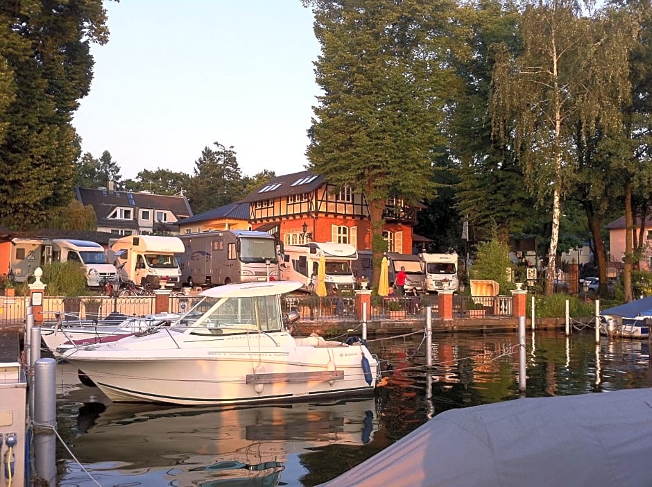 Yacht- , und Reisemobilhafen "Historisches Fährhaus" Wendenschloss