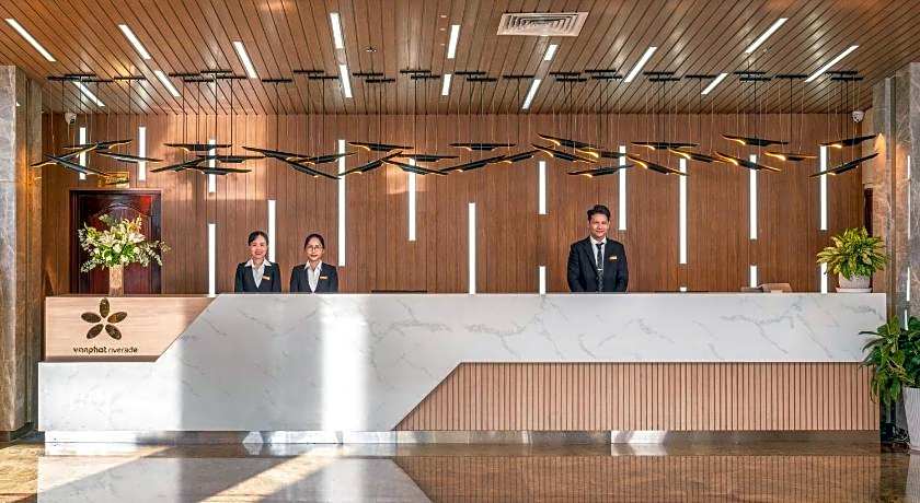 Van Phat Riverside Hotel