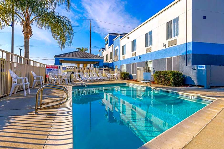 Days Inn by Wyndham Lathrop