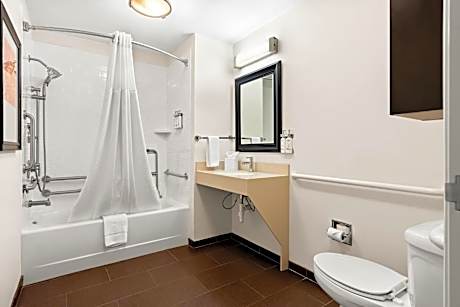 Queen Suite with Roll-In Shower - Disability Access