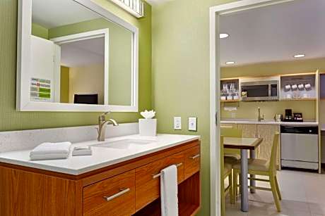 One-Bedroom Queen Suite - Non-Smoking