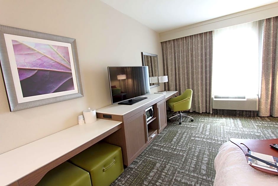 Hampton Inn By Hilton & Suites Dallas Market Center