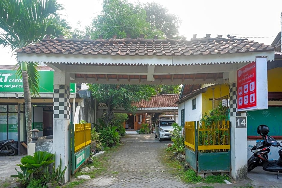 RedDoorz Syariah near Plengkung Gading 2