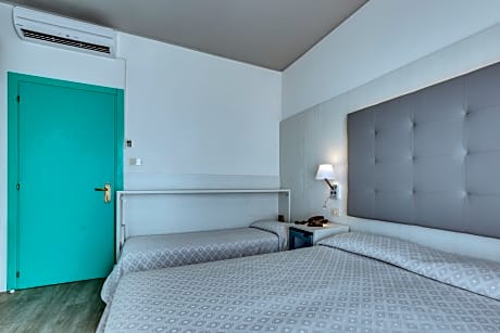 Triple Room with Lateral Sea View