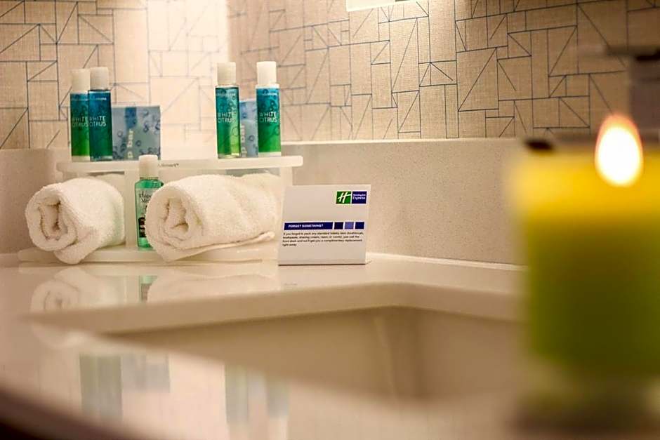 Holiday Inn Express Hotel & Suites Latham By IHG