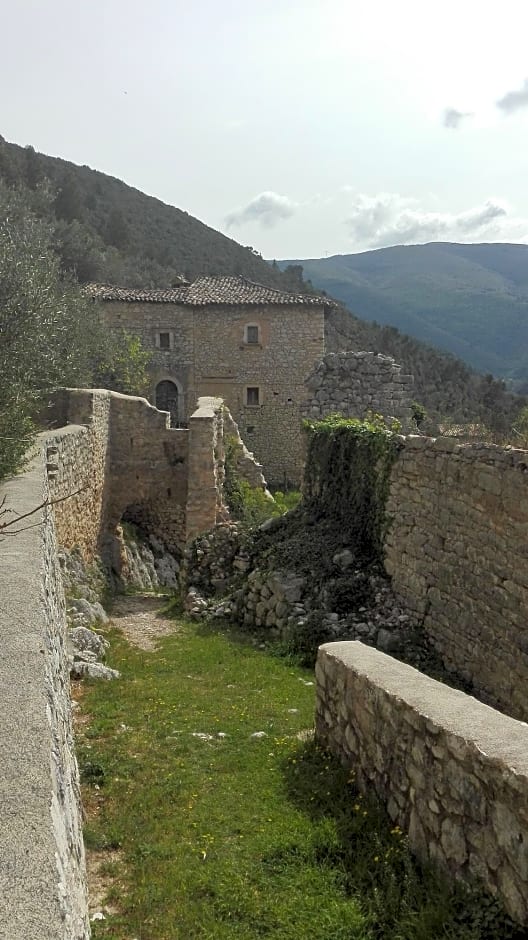Guesthouse Runcini Dormire In Un Borgo Medievale