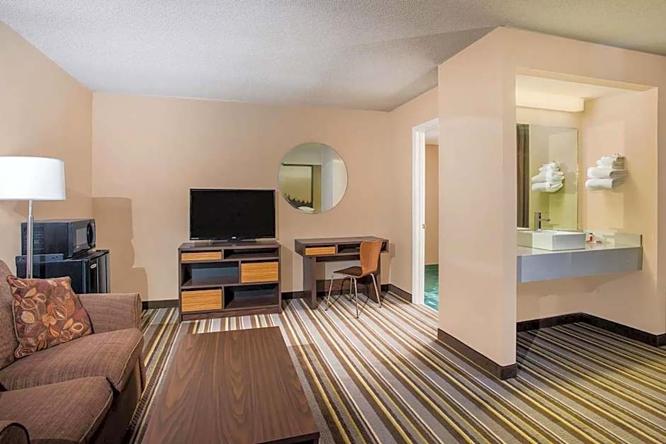 Super 8 by Wyndham Sevierville Riverside