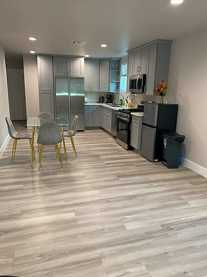 PRIVATE ROOM IN NEW APPARTMENT WITH FULL BATH