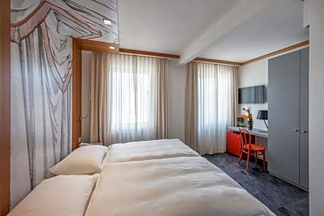 Economy Twin Room with Courtyard View