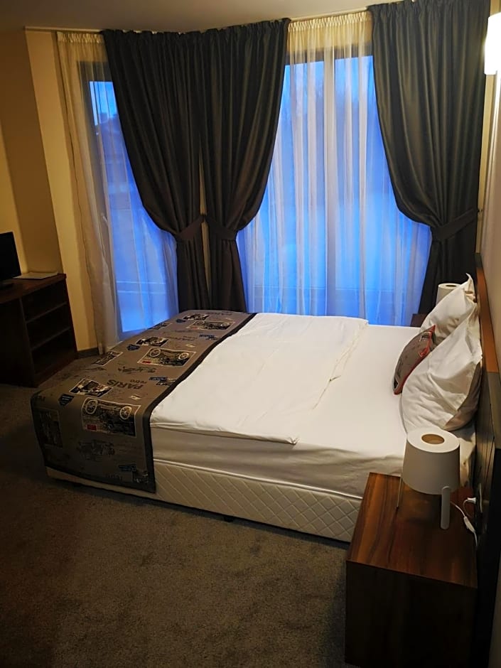 Family Hotel Novel City