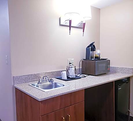 1 King Mobility Accessible Roll In Shower Work Desk Microwave Fridge Wifi Non-Smoking Full Breakfast