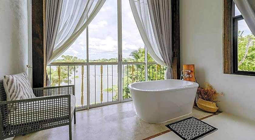 White Wall Riverfront Hotel