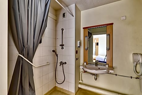 ROOM - WHEELCHAIR ACCESSIBLE