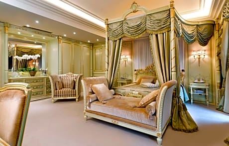 Suite with Lake View