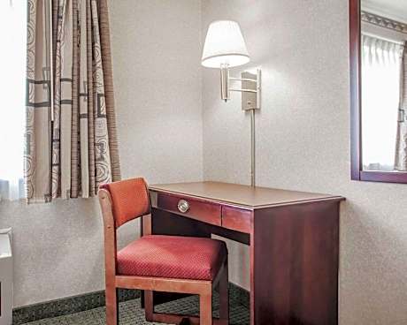 1 Queen Bed Suite Nonsmoking