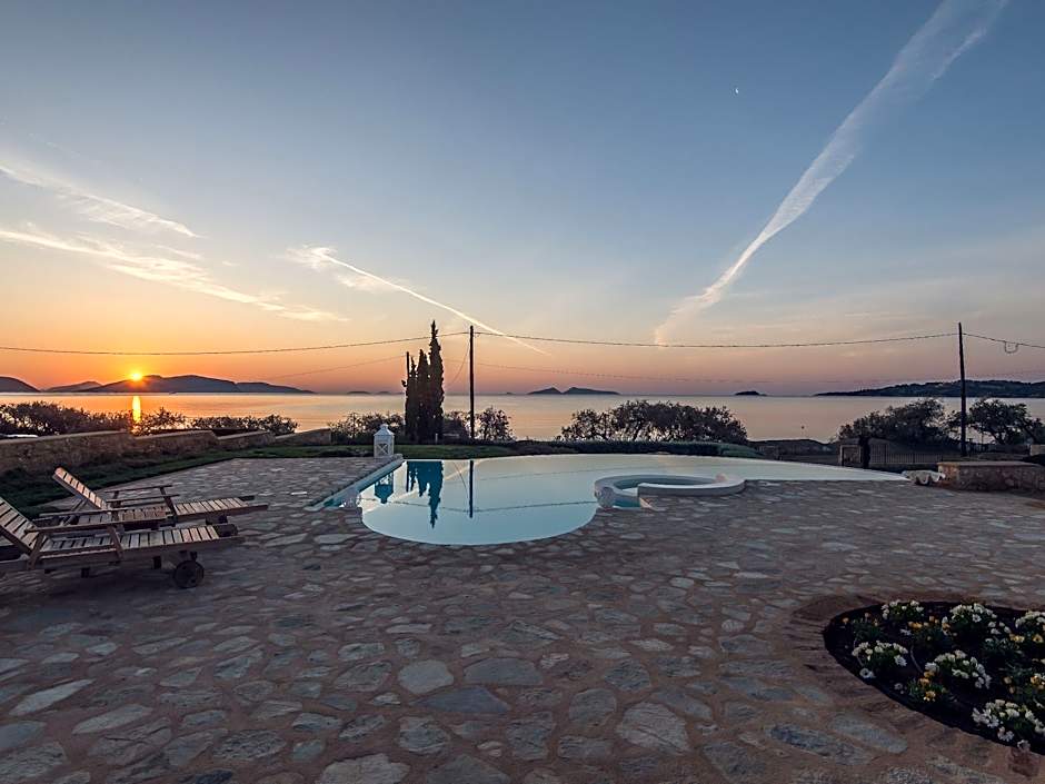 Villa in Peloponnese by Petrothalassa Beach