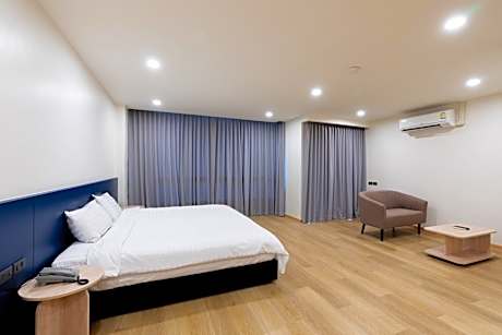 Deluxe King Suite