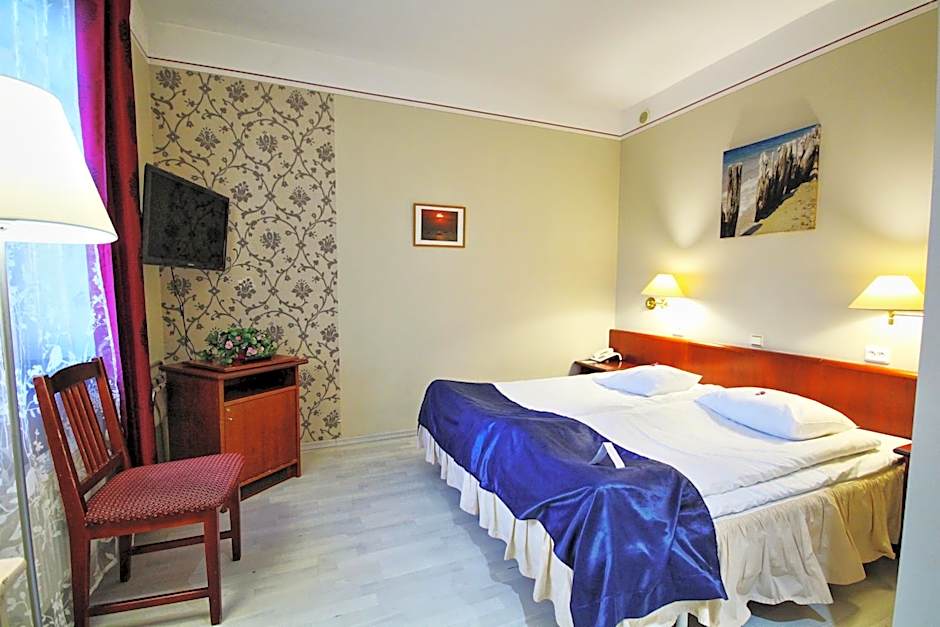 NB hotel with free parking