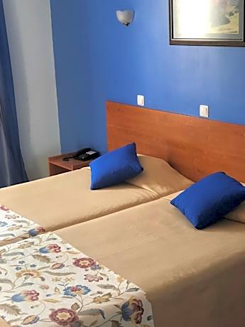 Family Room (3 Adults)