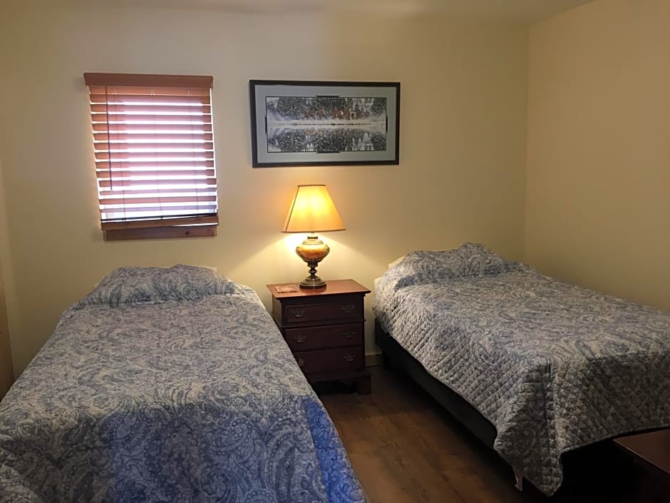 Creekside Downtown Vacation Suites, Only Adults 25 or older