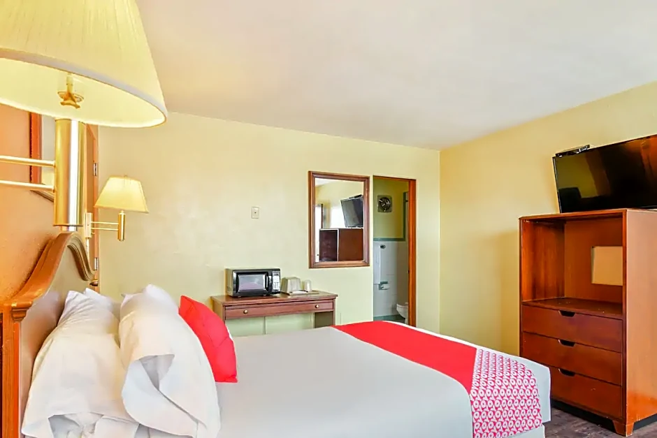 OYO Hotel Downtown Peoria I-74
