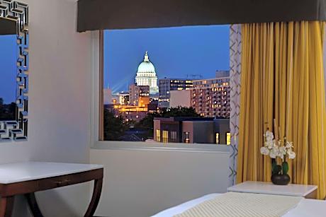 Two Room Suite - One King bed - Non-Smoking
