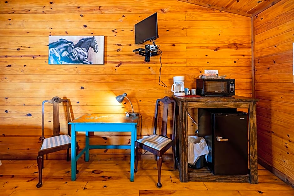 The Historic Leakey Inn