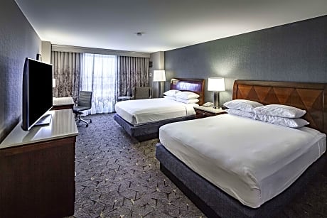 2 QUEEN BEDS MOBILITY ACCESS RI SHWR, COMP WIFI - SWEET DREAMS EXPERIENCE BED, REFRIGERATOR-SATELLITE PKG W/HBO-CLOCK W/MP3