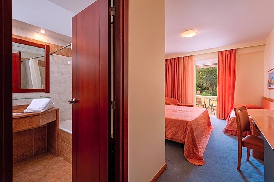 Crithoni's Paradise Hotel