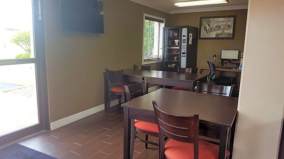 Super 8 by Wyndham Temple S. General Bruce