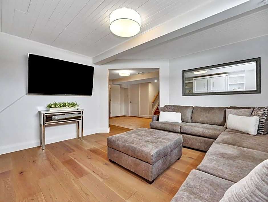 Gorgeous private retreat with hot tub