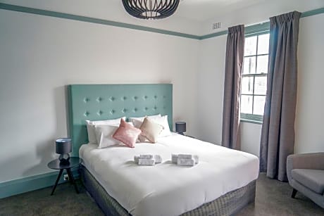 Superior King Room with Ensuite Bathroom